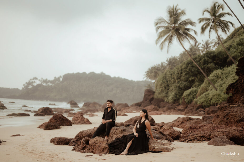 couples sitting on different rock picture captured by the best pre-wedding photographer in Delhi